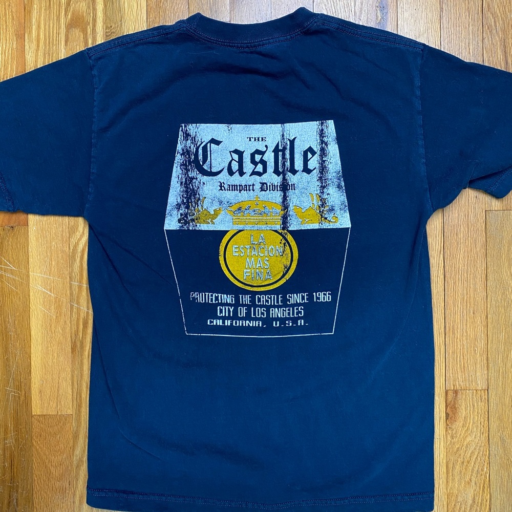 Castle Rampart division graphic T-shirt - Picture 2 of 3